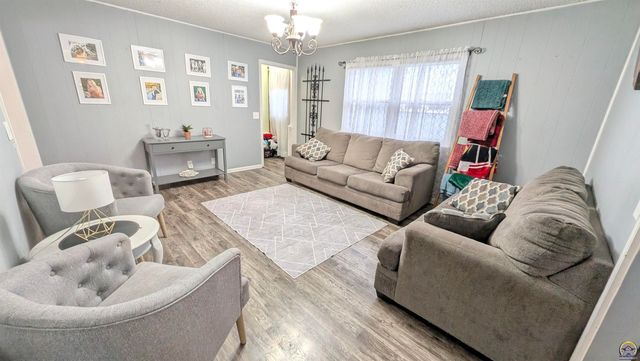 916 W 7th Ave, Emporia, KS 66801