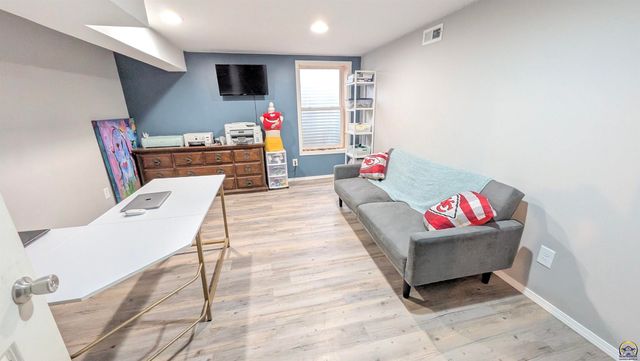 916 W 7th Ave, Emporia, KS 66801