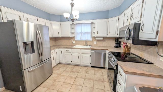 916 W 7th Ave, Emporia, KS 66801