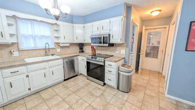 916 W 7th Ave, Emporia, KS 66801