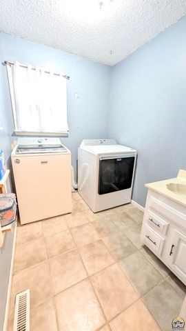 916 W 7th Ave, Emporia, KS 66801