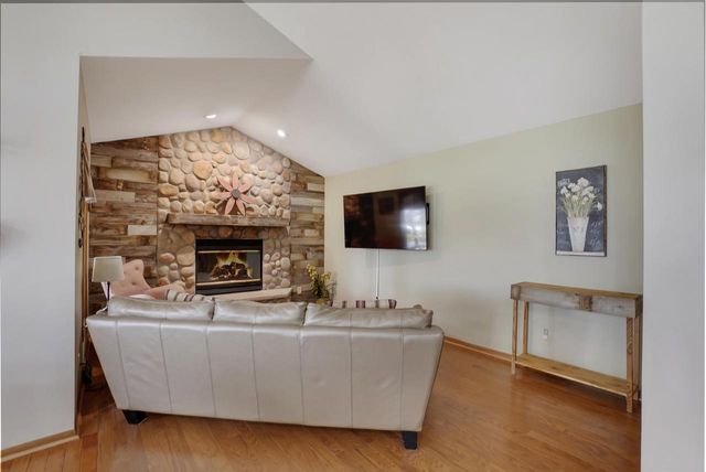 1485 N Riverline DRIVE, Oconomowoc, WI 53066