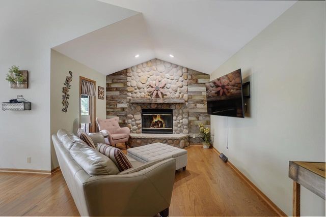 1485 N Riverline DRIVE, Oconomowoc, WI 53066