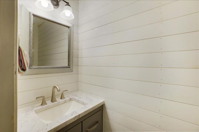 1485 N Riverline DRIVE, Oconomowoc, WI 53066