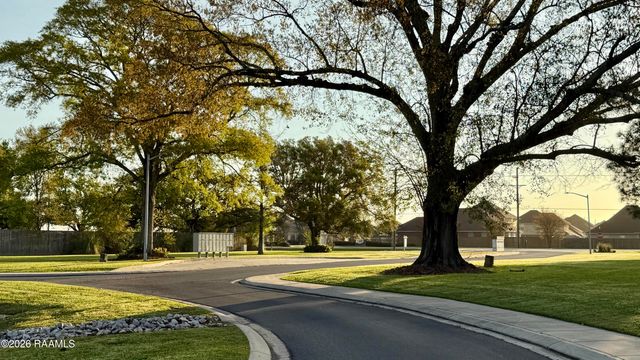 128 Jagged Grove Lane, Youngsville, LA 70592