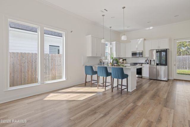 128 Jagged Grove Lane, Youngsville, LA 70592