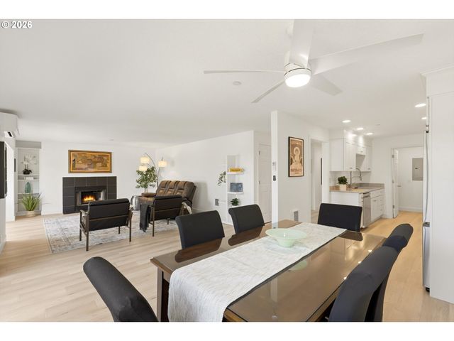 206 OSWEGO Smt, Lake Oswego, OR 97035