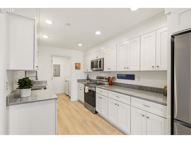206 OSWEGO Smt, Lake Oswego, OR 97035