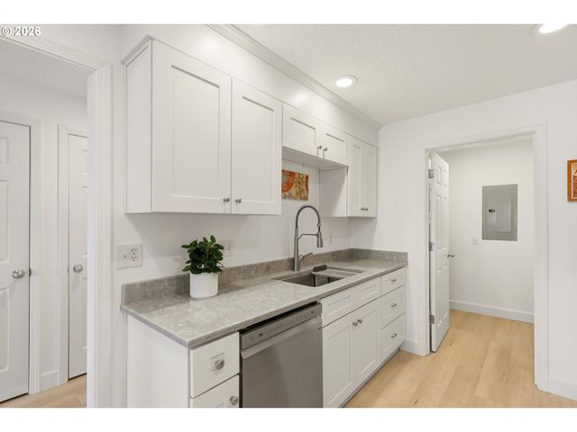206 OSWEGO Smt, Lake Oswego, OR 97035