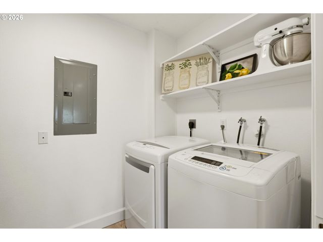 206 OSWEGO Smt, Lake Oswego, OR 97035
