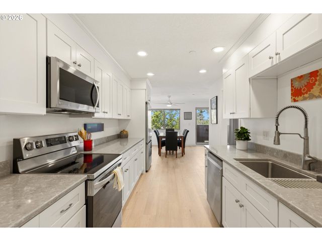 206 OSWEGO Smt, Lake Oswego, OR 97035
