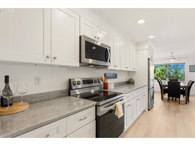 206 OSWEGO Smt, Lake Oswego, OR 97035