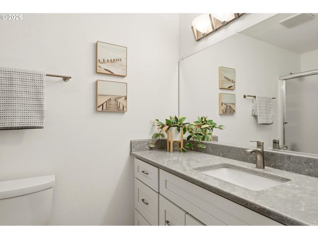 206 OSWEGO Smt, Lake Oswego, OR 97035