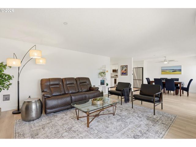 206 OSWEGO Smt, Lake Oswego, OR 97035