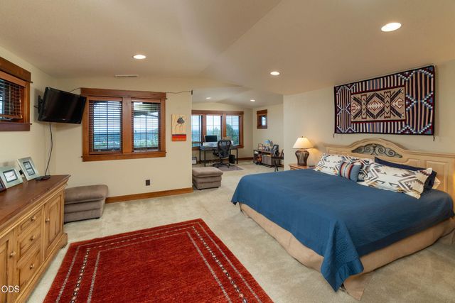 646 NW Powell Butte Loop, Bend, OR 97703
