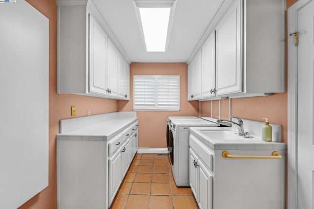 20340 Hunters Knls, Castro Valley, CA 94552