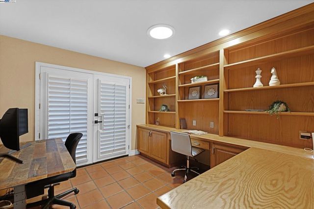 20340 Hunters Knls, Castro Valley, CA 94552