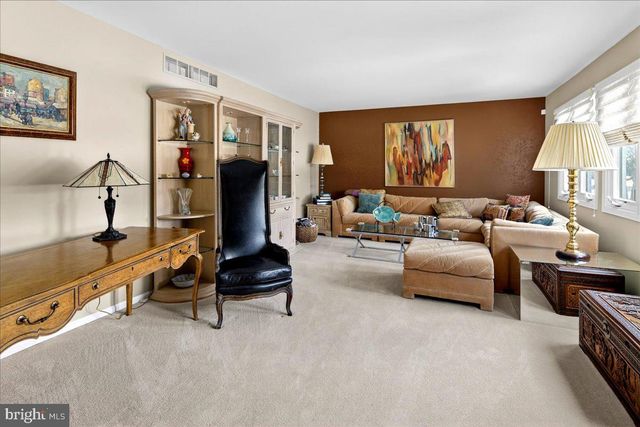 1 JOSHUA COURT, Kendall Park, NJ 08824