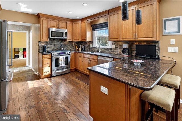 1 JOSHUA COURT, Kendall Park, NJ 08824