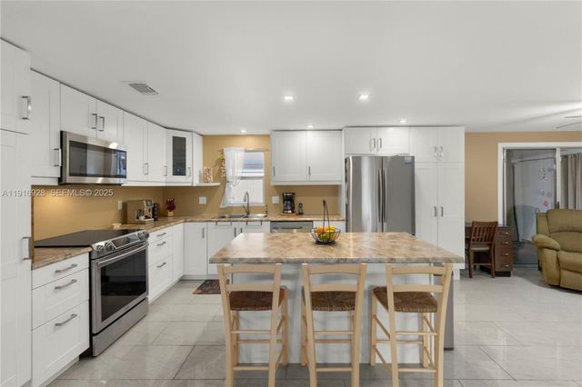 5239 NW 3rd Avenue, Deerfield Beach, FL 33064