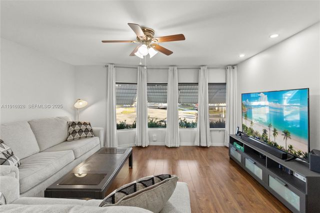 5239 NW 3rd Avenue, Deerfield Beach, FL 33064