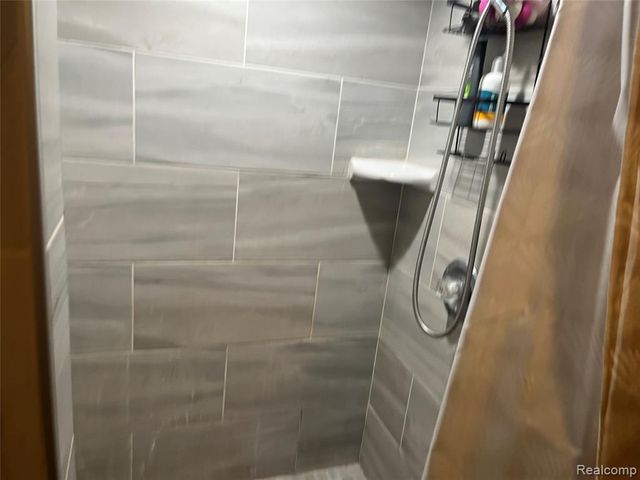 8054 Potomac, Center Line, MI 48015