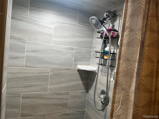 8054 Potomac, Center Line, MI 48015