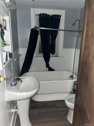 8054 Potomac, Center Line, MI 48015