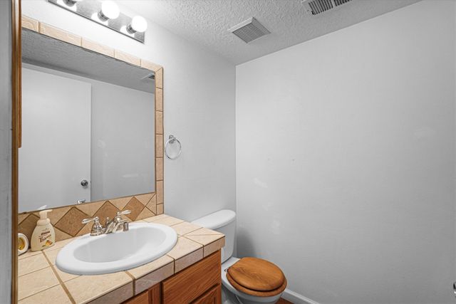 7405 Eagle Crest Avenue NE, Albuquerque, NM 87113