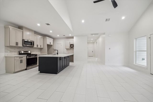 7947 Avenue F, Houston, TX 77012