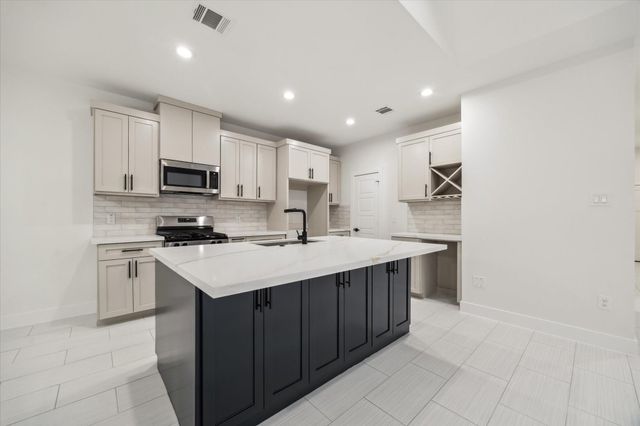 7947 Avenue F, Houston, TX 77012