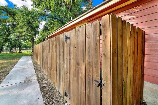 301 Armstrong ST, San Marcos, TX 78666