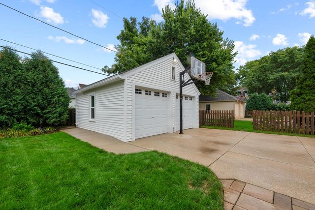 2516 N 90th STREET, Wauwatosa, WI 53226