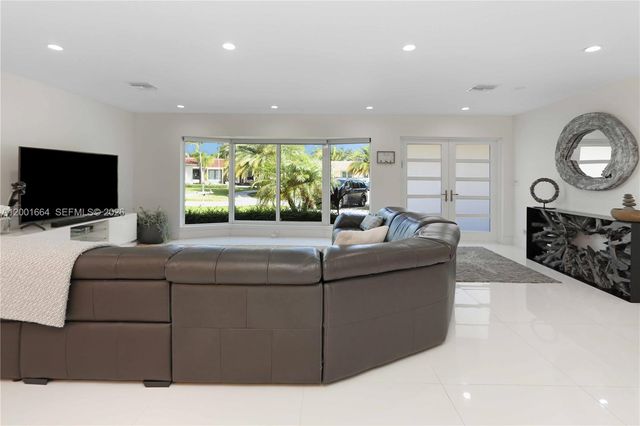 1220 Azalea Cres, Hollywood, FL 33019