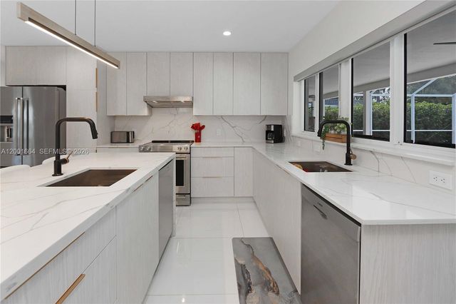 1220 Azalea Cres, Hollywood, FL 33019