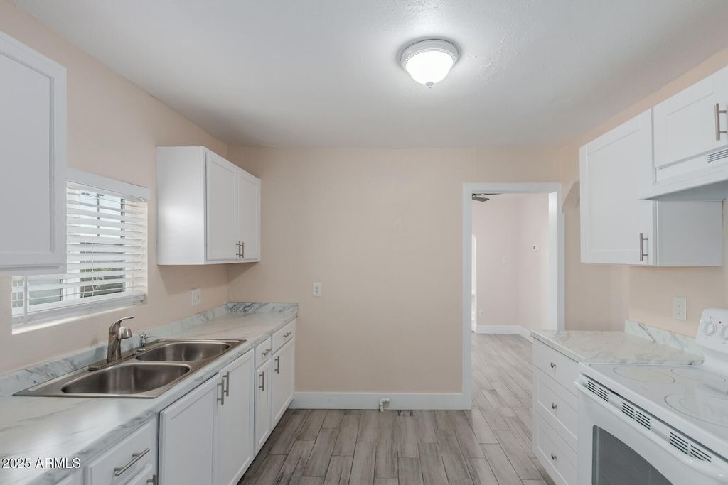 Image 11 of property listing at 2128 W GEORGIA Avenue, Phoenix, AZ 85015