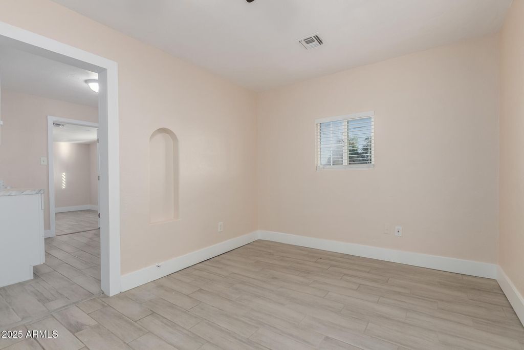 Image 7 of property listing at 2128 W GEORGIA Avenue, Phoenix, AZ 85015