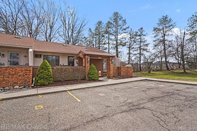 25691 Lexington Drive 5, South Lyon, MI 48178