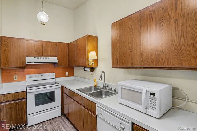 25691 Lexington Drive 5, South Lyon, MI 48178