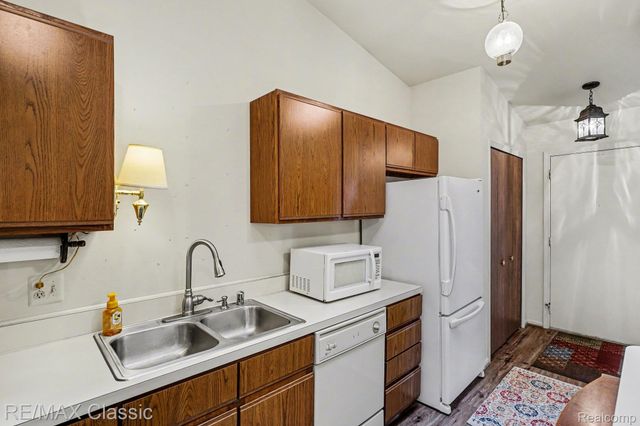 25691 Lexington Drive 5, South Lyon, MI 48178