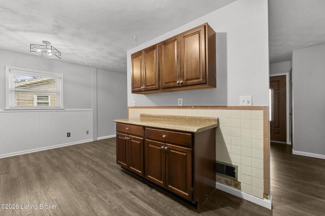 7202 Lawnside Dr, Louisville, KY 40214
