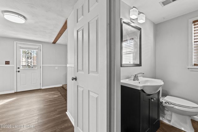7202 Lawnside Dr, Louisville, KY 40214