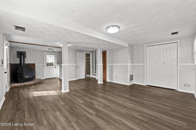 7202 Lawnside Dr, Louisville, KY 40214