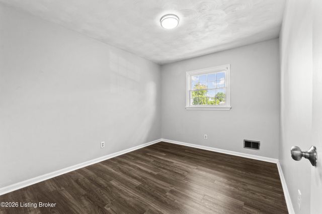 7202 Lawnside Dr, Louisville, KY 40214