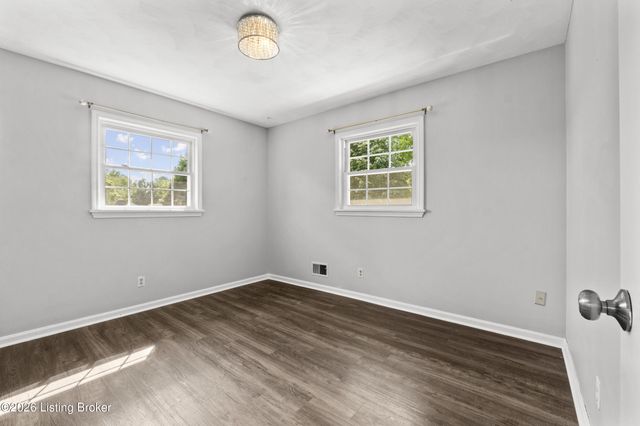 7202 Lawnside Dr, Louisville, KY 40214