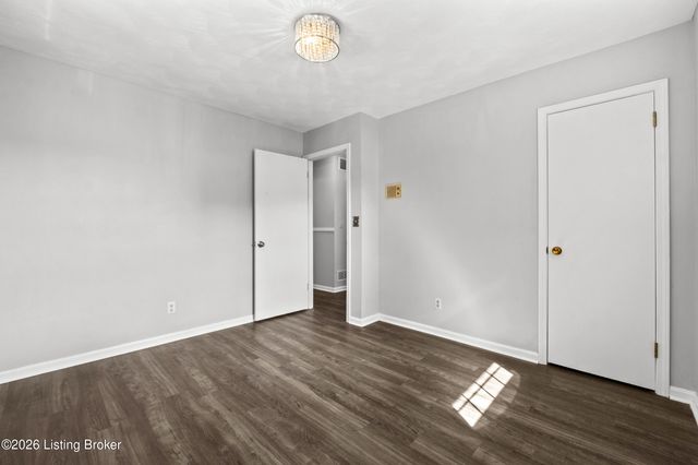 7202 Lawnside Dr, Louisville, KY 40214