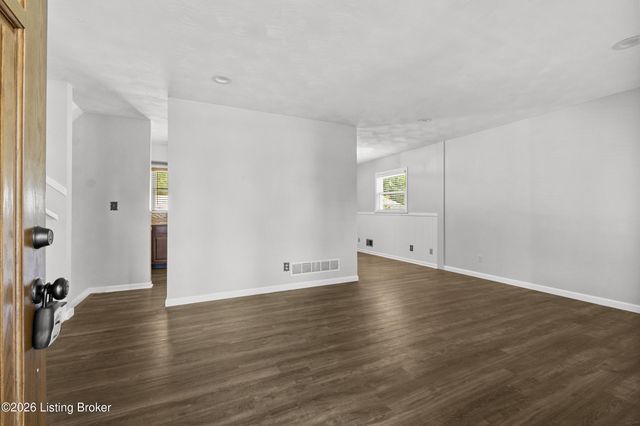 7202 Lawnside Dr, Louisville, KY 40214