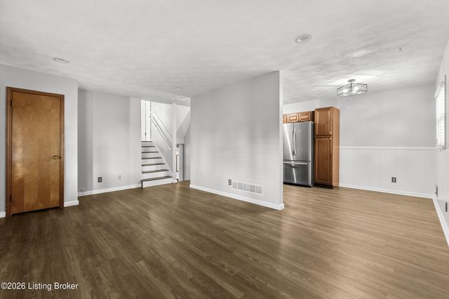 7202 Lawnside Dr, Louisville, KY 40214
