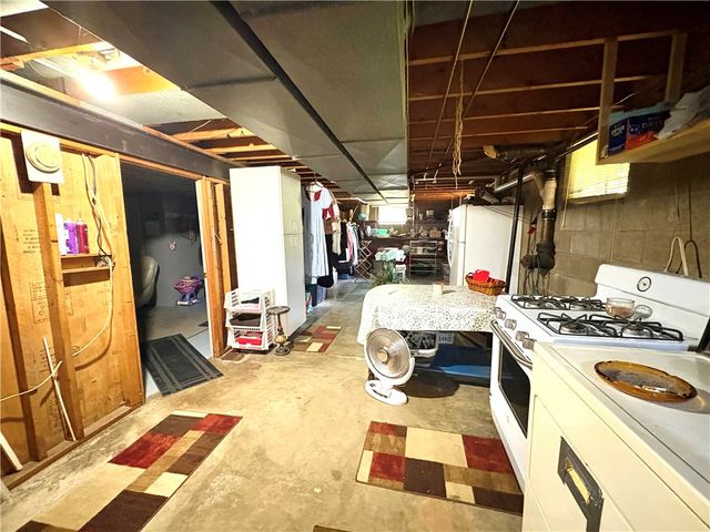 2045 Martha St, Shenango Twp, PA 16101