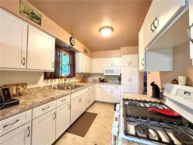 2045 Martha St, Shenango Twp, PA 16101